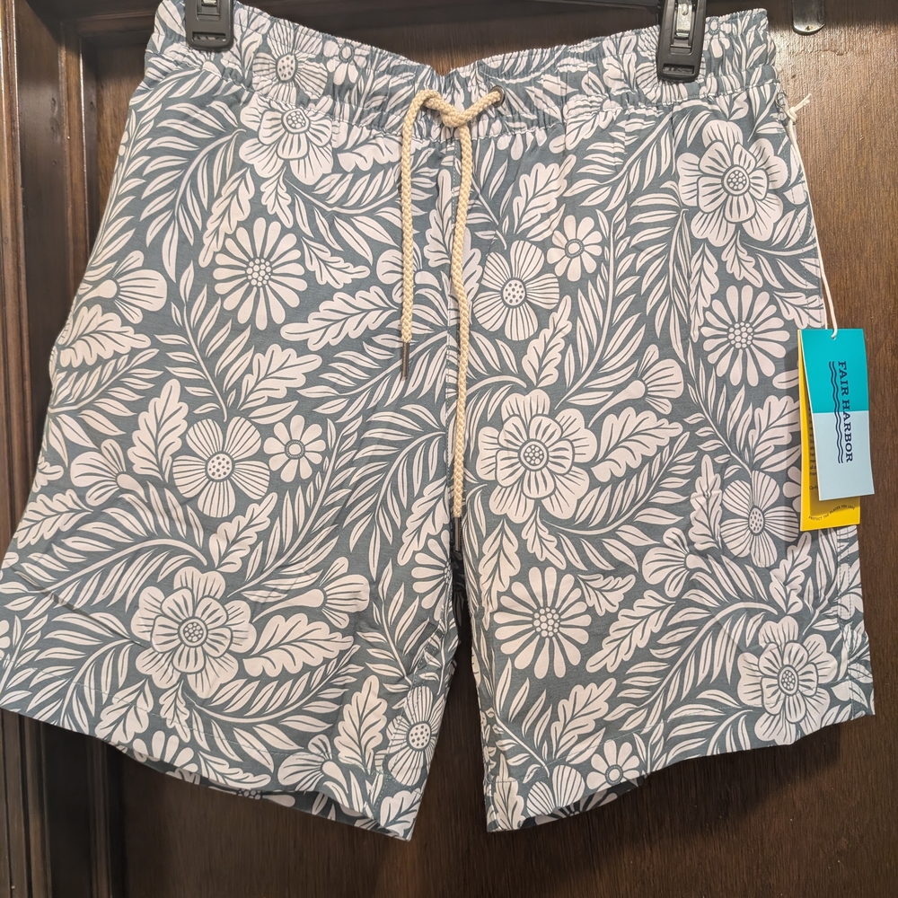 The Bayberry Trunk By Fair Harbor. GREEN AND WHITE HAWAIIAN FLORAL DESIGN...NWT